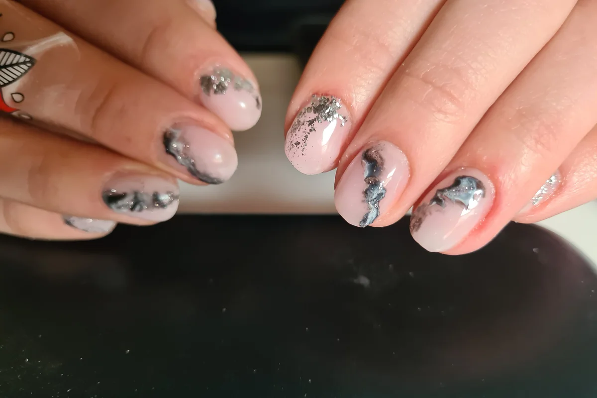 Delikatne zdobienia i artystyczny manicure