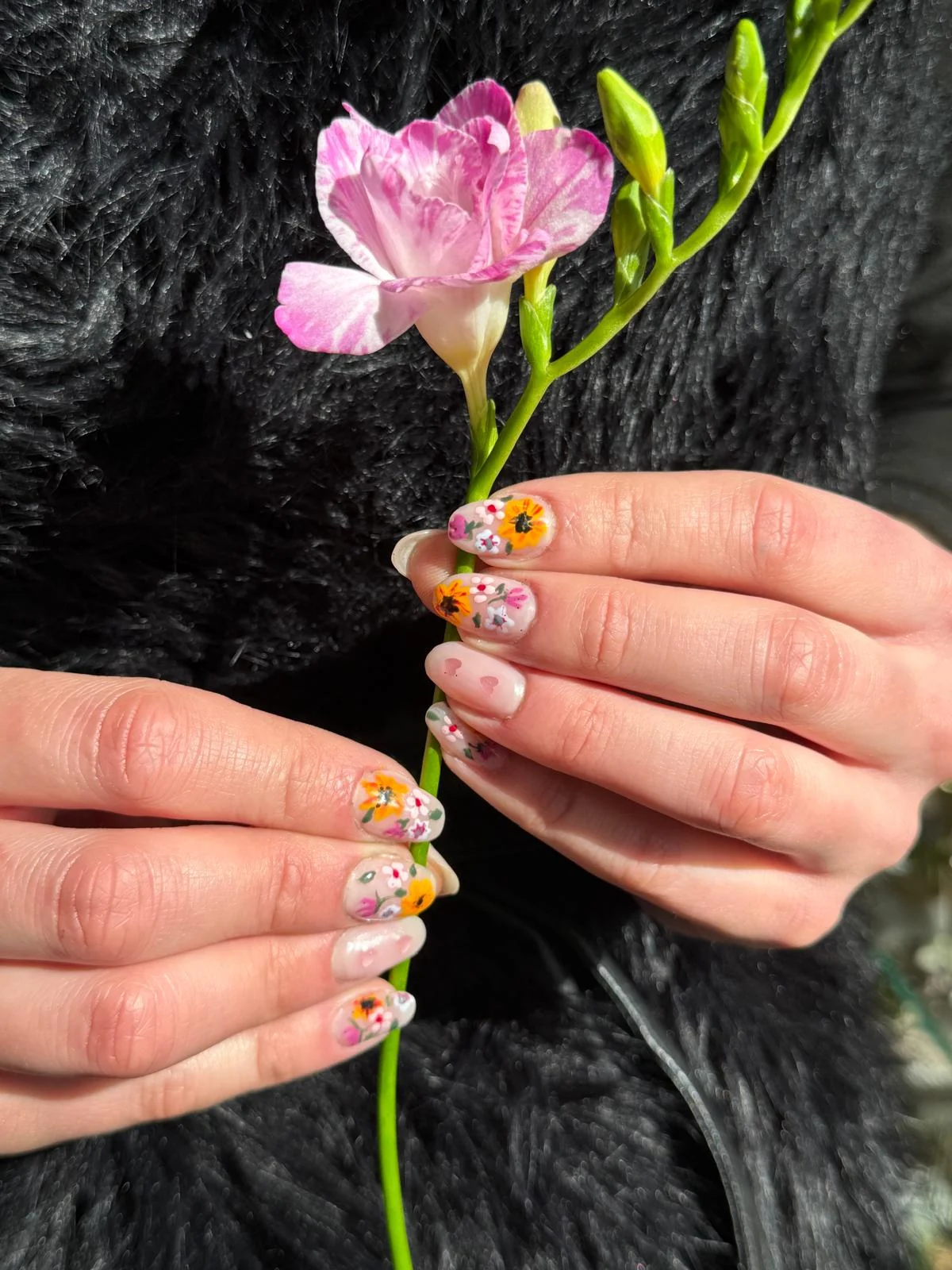 Manicure nude z eleganckim wykończeniem