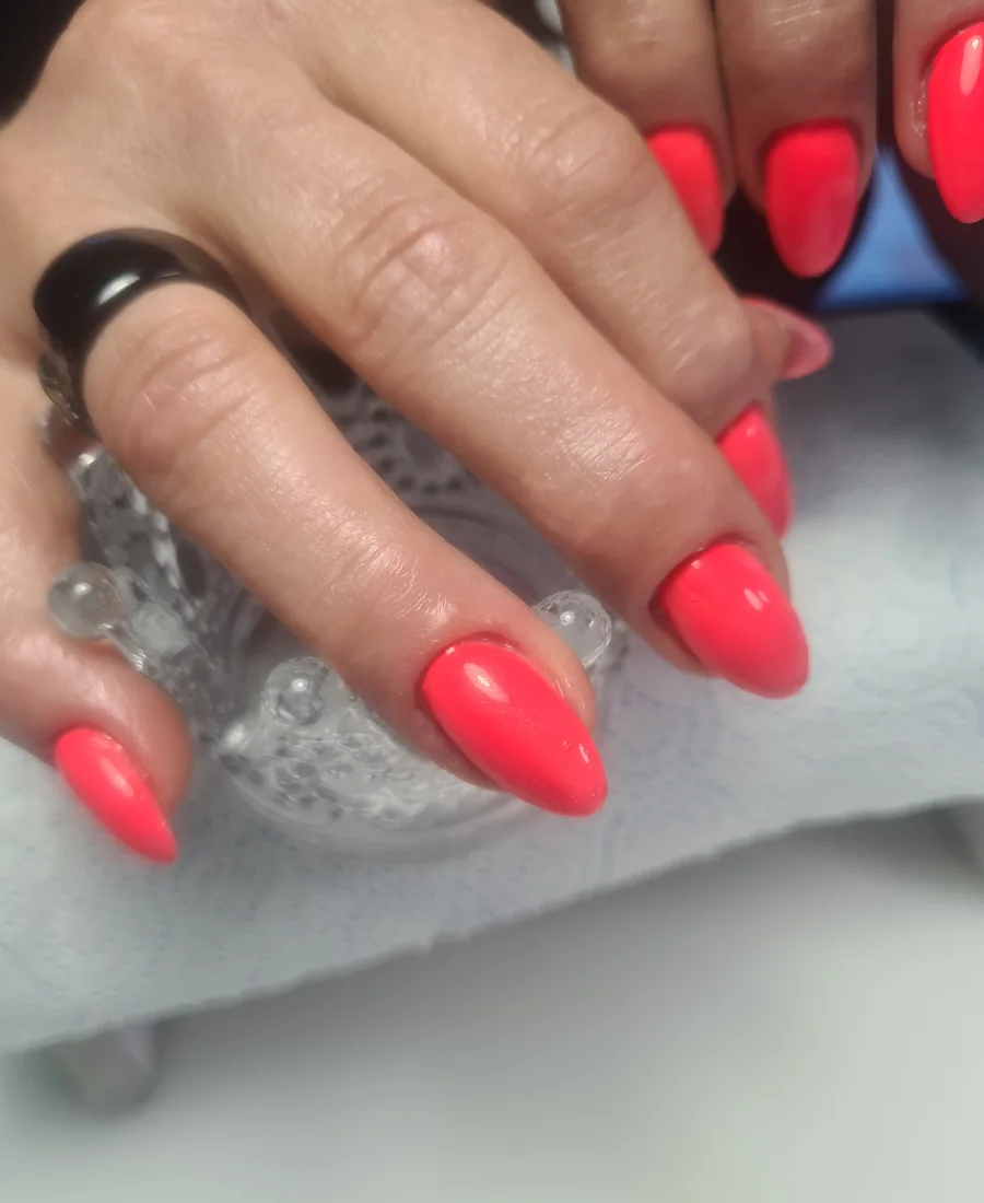 Intensywny czerwony manicure hybrydowy