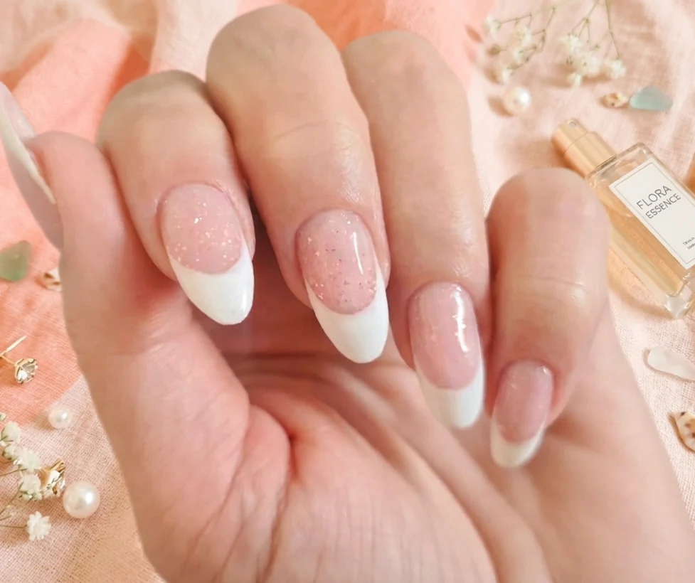 Delikatny french manicure w jasnej, eleganckiej stylizacji